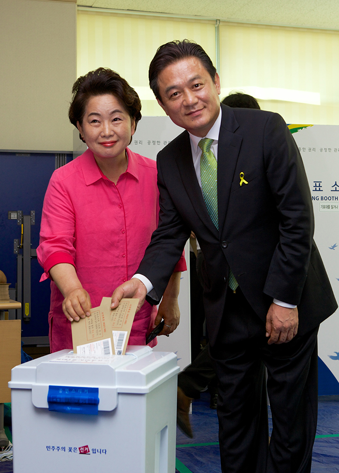 김병우 후보와 김영애(배우자)가 투표하는 사진