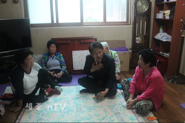   최태호 세종시교육감 후보 노인회관 찾아