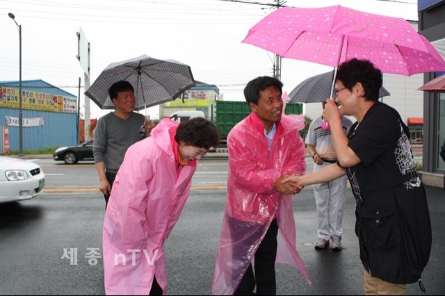   박종민 후보 비가 오는데도 유권자 찾아 지지호소
