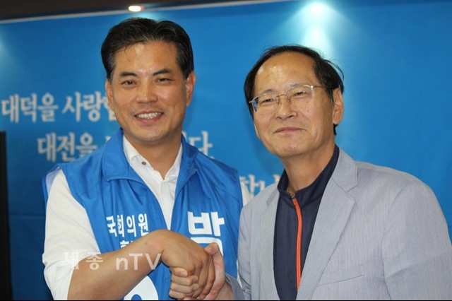 박영순 후보와 김창수 전의원 모습