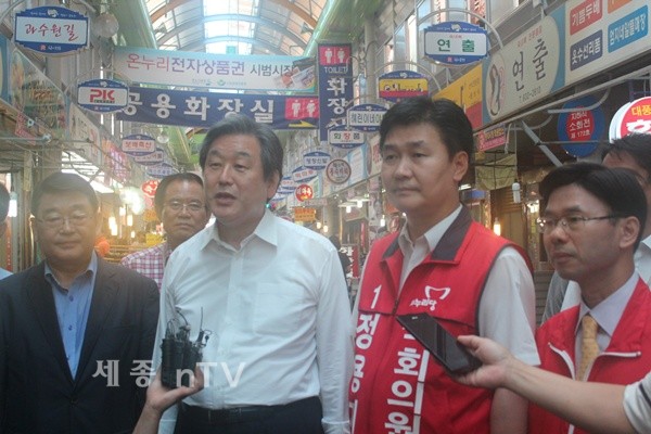   기자들의 질문에 답변하는 김무성 새누리당 대표와 정용기 후보