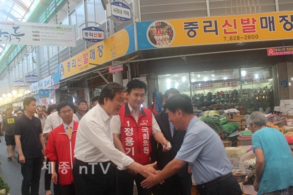    상인들과 악수하는 김무성 대표 