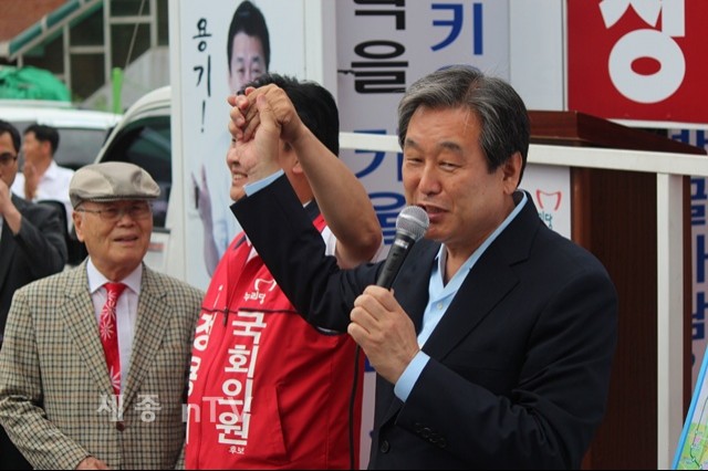 김무성 대표가 정용기 후보 적극적인 지지호소 모습