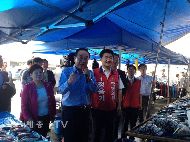 신탄진 시장안에서 유세활동하는 서창원 최고위원