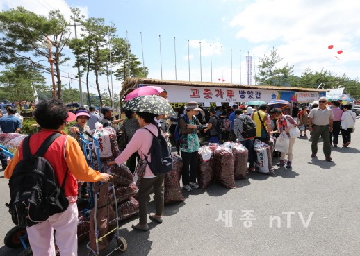 고추좋다~ 임각수 괴산군수가 고추직판장 고추를 보며 흐뭇한 표정을 짓고 있다.