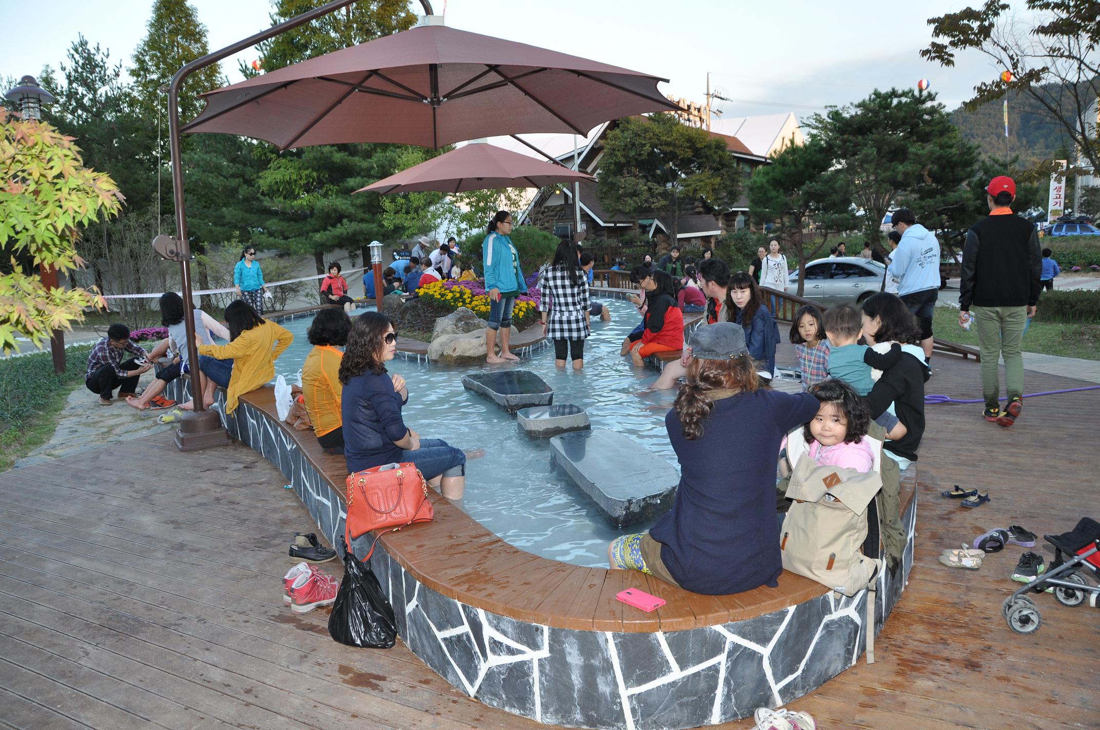 온천대축제에 참가한 방문객들이 족욕체험을 하고 있다.