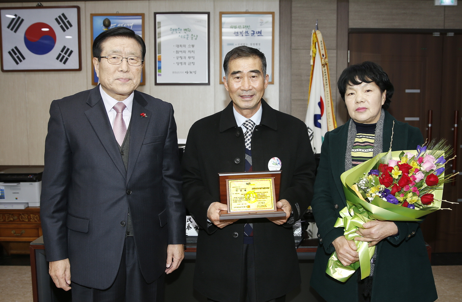 지난 19일 태안군수실에서 한상기 군수와 기념촬영중인 박노은씨 부부 모습