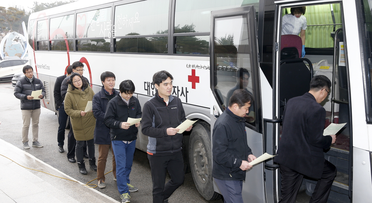 태안군청 공무원들이 16일 군청 광장에 마련된 헌혈차량에서 헌혈에 참여하고 있다.