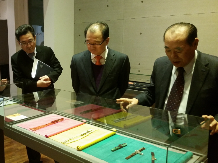 ▲이석화 군수 출향인 방문 가운데 이석화 군수, 오른쪽 유상옥 회장