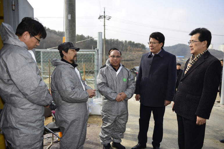 ▲이시종 충청북도지사 구제역 거점소독소 방문