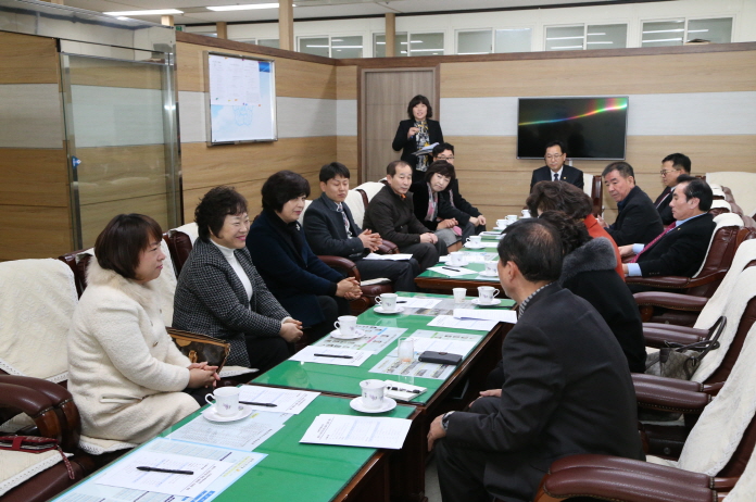 ▲ 조례정비특별위원회(위원장 정상교)에서 ‘충주시보육조례’ 관련 어린이집 운영 대표자들의 의견을 듣고 있다.