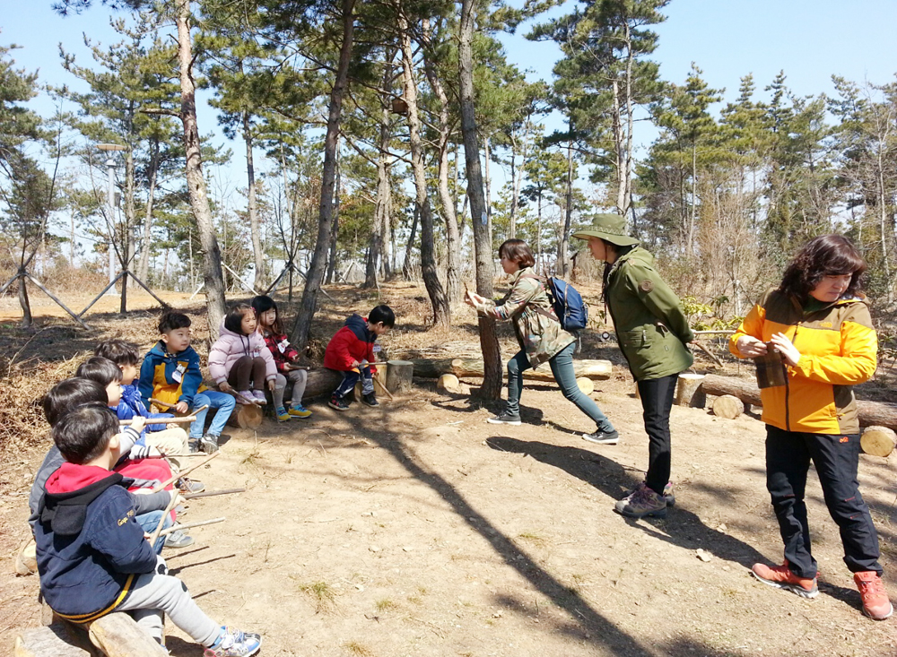 서산버드랜드 ‘숲 속 생태체험’에 참가한 어린이들이 생태해설사의 설명을 들으며 숲 체험을 하고 있다.