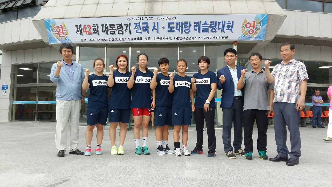 김상휘 유성구 부구청장(왼쪽 1번째)과 소속 선수, 구 관계자들이 기념사진을 찍고 있다