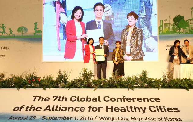 ▲허태정 유성구청장(가운데)이 29일 강원도 원주에서 개최된 제7차 WHO 서태평양지역 건강도시연맹(AFHC, 이하 ‘건강도시연맹’) 총회에서 서태평양건강도시연맹이 선정하는 건강도시발전상을 수상하고, 기념 촬영을 하고 있다