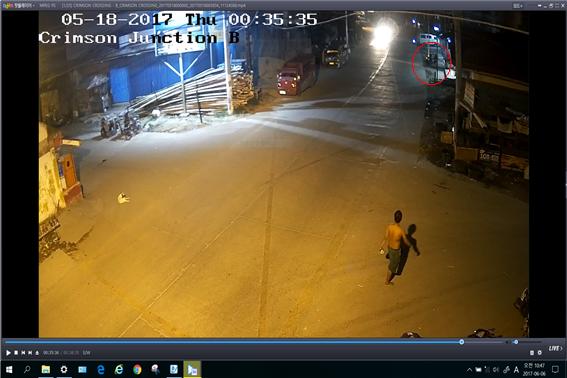 용의자가 범행 후 오토바이를 타고 피해자의 집에서 나가는 모습