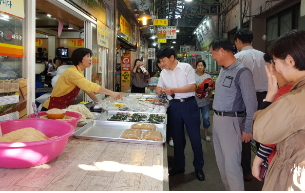 한국폴리텍대학 바이오캠퍼스 이배섭 학장 외 교직원들이 추석 명절 맞이 전통 시장 활성화를 위해 강경 대흥시장을 방문 하였다.