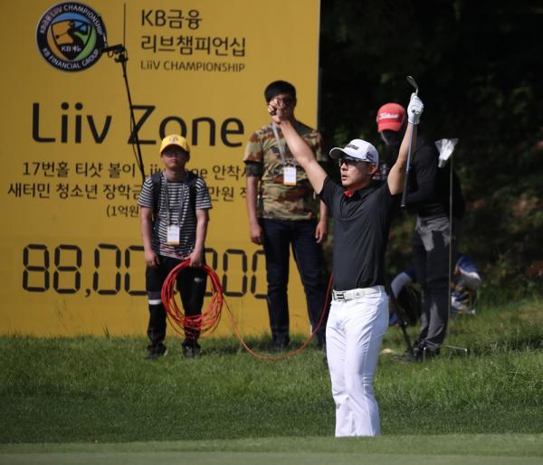 KB금융 리브챔피언십에서 이글에 성공 후 세리머니를 펼치는 홍순상