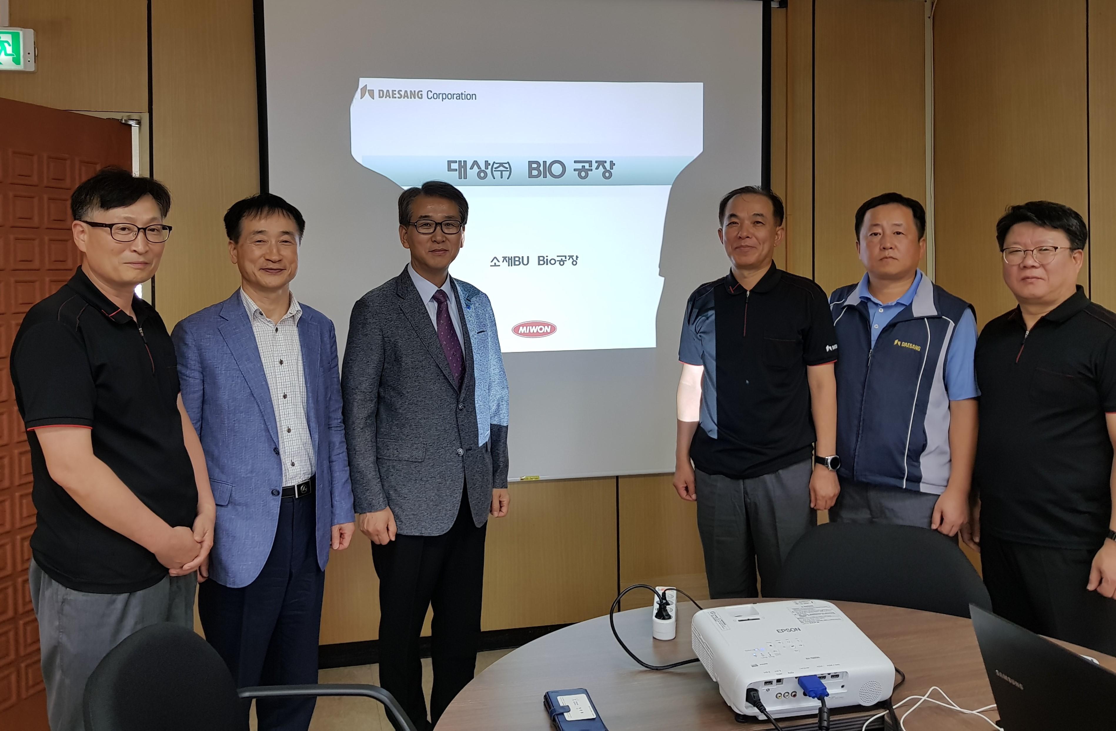 왼쪽부터 정승진 팀장, 고하영교수(바이오캠퍼스), 엄준철학장(바이오캠퍼스) 한재춘 상무 공장장, 권순홍 바이오공장장, 채호병 팀장