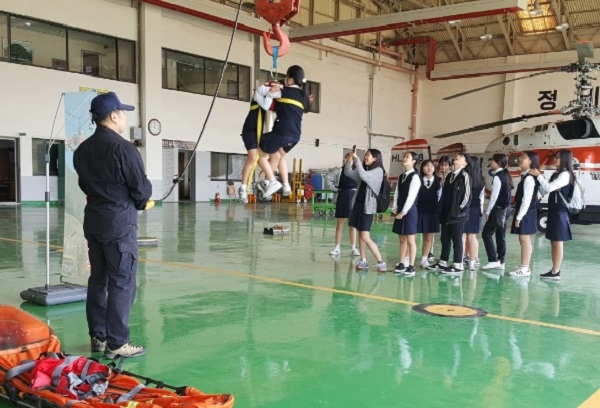 익산 원광여자중학교 35명을 초청하여 헬기체험을 실시