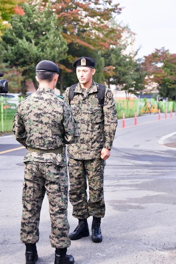 검은 베레모 쓴 늠름한 5인의 도전자들！ 첫 시작부터 남다른 포스！