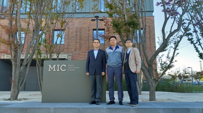 (왼쪽)바이오캠퍼스 엄준철 학장, (가운데)매일유업 중앙연구소 양진오 박사, (오른쪽)바이오 식품분석과 고종호 교수