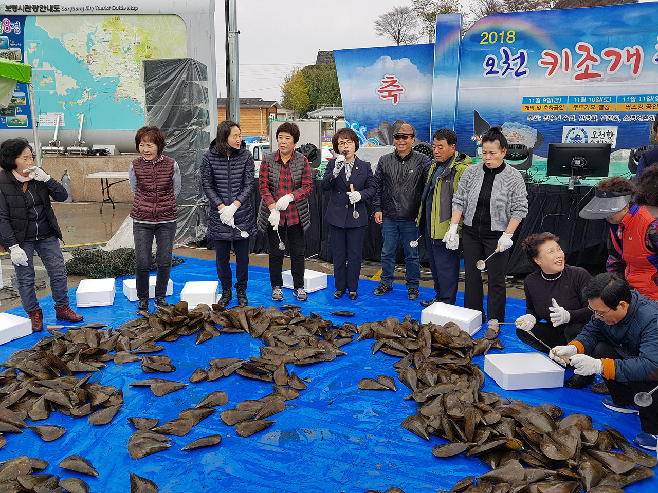 지난해 축제 키조개 까기행사 장면