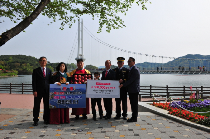 ▲왼쪽부터 이상용 부군수, 신영태씨 가족, 이승구 군의장, 김장호 예산경찰서장, 조상래 덕산스파캐슬 총지배인