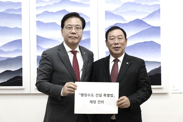 왼쪽부터 송언석 국민의힘 원내대표, 최민호 시장