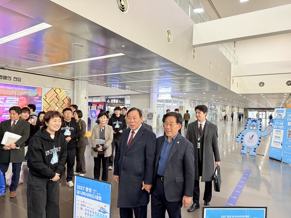 행사장을 찾은 최민호 세종시장과 조직위 이창섭 부위원장이 굿즈를 살펴보고 있다. / 조직위 제공